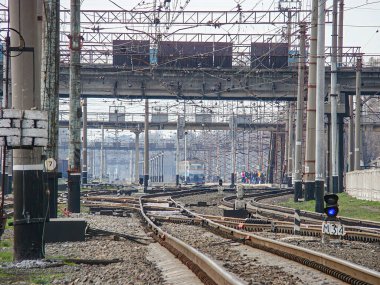 Görüntü, bir vinç ya da köprüye benzeyen üstten uzanan tren raylarının kesiştiği bir tren istasyonunu gösteriyor. Kostiantynivka, Ukrayna, 01-15-2013 trenleri görünmüyor.