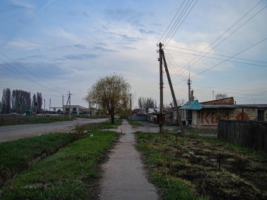 Islak toprak bir yol, elektrik direklerinin ve yaş göstergesi Kostiantynivka, Ukrayna, 01-15-2013