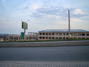 Bu bir şehir sokak sahnesinin samimi, biraz bulanık bir görüntüsü. Üniforma camlı ve okunaklı olmayan iki katlı beton bina ana odak noktası. ov Kostiantynivka, Ukrayna, 01-15-2013