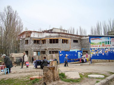 Hasarlı veya inşaat altında bulunan kentsel manzaralar, gözlemleyen insanlar, potansiyel kış ağacı, bulutlu gökyüzü, insanların dama Kostiantynivka, Ukrayna, 01-15-2013 'e verdiği tepkiyi kaydeden samimi fotoğraf