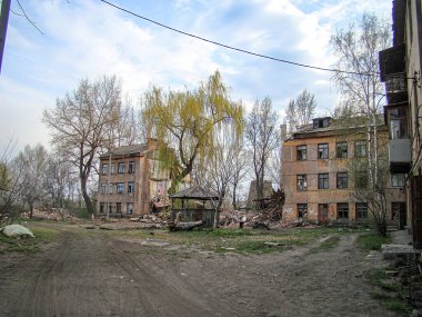 Düz çatıları ve yıpranmış ön cepheleri, dağınık Kostiantynivka, Ukrayna, 01-15-2013 ağaçlarının yer aldığı terk edilmiş veya hasar görmüş Doğu Avrupa kentsel alanı