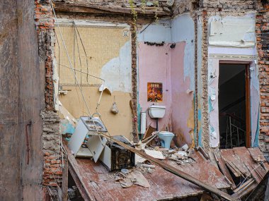 Görüntü, ev eşyalarıyla dolu felaket dolu bir iç mekan tuğla ve kirişler, enkaz nedeniyle düz olmayan bir kat ve doğal d Kostiantynivka, Ukrayna, 01-15-2013