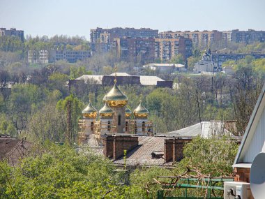 Günes isigi S Kostiantynivka, Ukrayna, 06-15-2013 'ü yansıtan çoklu kubbe yapilarinin yer aldigi tarihi ve önemli bir Dogu Ortodoks kilisesinin yer aldigi kentsel alanin havadan gorusu