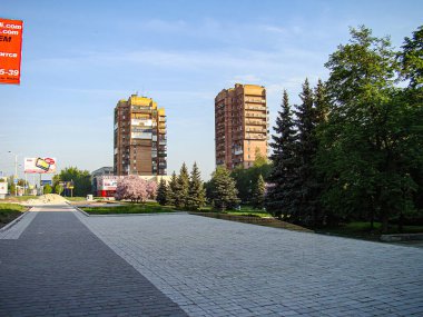 Yirminci yüzyılın başlarından 20. yüzyılın ortalarına kadar uzanan, Avrupa sosyalist döneminden kalma Kostiantynivka, Ukrayna, 06-15-2013 tarihli apartman dairesi kompartımanına giden tuğlalı yürüyüş yolunun görüntüsü