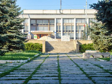 Görüntü, iyi korunan bir bahçede, temiz gökyüzü ve Kostiantynivka, Ukrayna, 06-15-2013 'te görülebilen hiç insan bulunmayan, balkonlu beton bir bina tasvir ediyor.