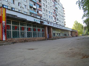 20. yüzyılın ortalarında terk edilmiş, koruyucu ızgaraları, yaşlanmış konut kompleksi, bulutlu gökyüzü, hasar görmüş Kostiantynivka, Ukrayna, 06-15-2013