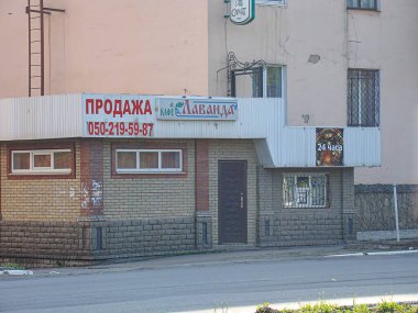 Rusça işaretli bir Avrupa ya da Doğu şehri vitrininin resmi, muhtemelen kapalı yaşlanma binası tuğla işi, çok katlı konut bölümü Overca Kostiantynivka, Ukrayna, 06-15-2013