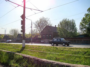 Bir yerleşim yeri, bitki örtüsü, araç, araba, tren rayları, elektrik direkleri, geniş yol, açık gökyüzü Kostiantynivka, Ukrayna, 06-15-2013