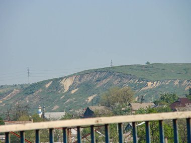 Yüksek bir yerden bakıldığında, muhtemelen madencilik, bulutlu gökyüzü ve yarı kurak Kostiantynivka, Ukrayna 'da seyrek bir bitki örtüsü için kazılmış tepeler, bir inşaat sahası görülüyor, 06-15-2013