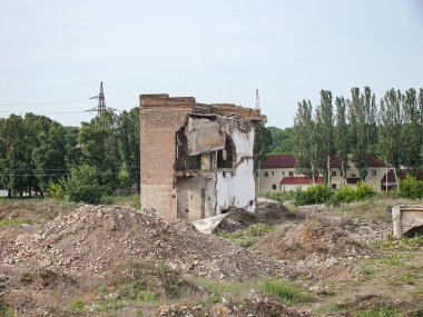 Harap olmuş bir bina, enkaz, dağınık zemin, el değmemiş binalar, ağaçlar, bulutlu gökyüzü, insan ya da metin yok Kostiantynivka, Ukrayna, 06-15-2013