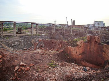 Arkaplanda yıkım kalıntıları, molozlar ve büyük metal yapılar gösteren bir sanayi veya inşaat sahası görüntüsü. Sahne Kostiantynivka, Ukrayna, 06-15-2013