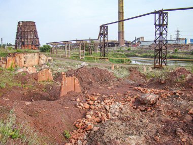 Yakın tarihli kazı çalışmaları, büyük bir kaya yığını, seyrek bitki örtüsü ve terk edilmiş yapıların yer aldığı sanayi bölgesi bulutlu gökyüzü ihmal veya terk edilmiş Kostiantynivka, Ukrayna, 06-15-2013