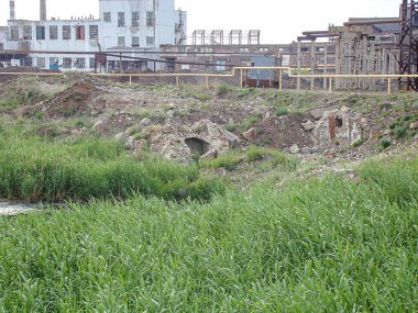 Görüntü, beton platformlar ve kanallarla çevrili terk edilmiş bir sanayi bölgesini gösteriyor. Binalar, Ukrayna 'daki Kostiantynivka fabrikasının parçası olduklarını gösteriyor. 06-15-2013.