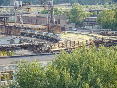 Paslı metal yapılar, durağan tren vagonları, çevreleyen yeşillikler ve açık gökyüzü Kostiantynivka, Ukrayna, 06-15-2013