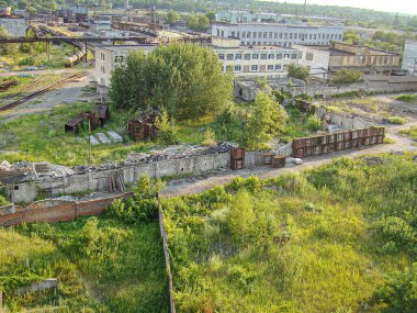 Şehir sahnesinde çürüyen bir bina, kullanılmayan demiryolu rayları ve yüksek Kostiantynivka, Ukrayna 'dan alınan fazla gelişmiş eski fabrikaların kalıntıları yer alıyor, 06-15-2013