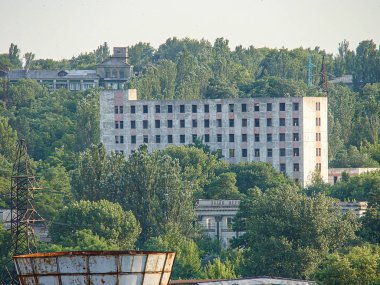 Yeşillik ve potansiyel şehir merkezinin arka planında yaşlanmış, boş bir bina olan yerleşim alanının hava manzarası öğleden sonra geç saatlerde Kostiantynivka, Ukrayna, 06-15-2013