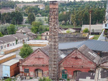 Kostiantynivka, Ukrayna 'da da büyük, paslı bir metal yapısı ve kırmızı tuğlalı bir binayla terk edilmiş bir sanayi bölgesinin havadan görünüşü de görülebiliyor.
