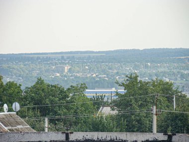 Çatı, tepe arazi, konut yapıları, ağaçlar, yeşillikler, dağınık binalar, kayan tepeler ve bir Kostiantynivka, Ukrayna, 06-15-2013
