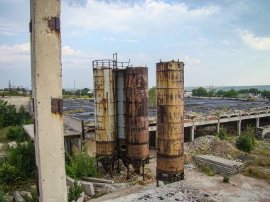 Terk edilmiş bir sanayi yapısı, muhtemelen çürüyen beton sütunları, üç silindirli yapıları, kısmen Kostiantynivka, Ukrayna, 06-15-2013