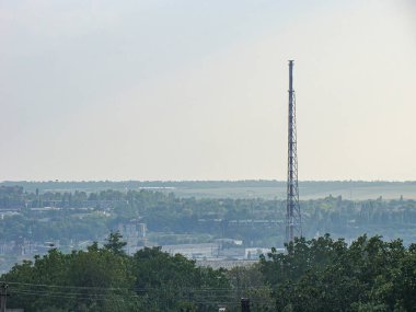 Bereketli yeşil önplanı, yoğun şehir merkezi ve arka planda etkileyici bir iletişim kulesi olan kentsel manzara, hepsi bir arada Kostiantynivka, Ukrayna, 06-15-2013
