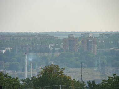 Endüstriyel kompleksi, bacası, gökdeleni, alçak binaları, uydu antenleri, yeşillikleri, toprak tonlarını, yeşillikleri, beyaz Kostiantynivka, Ukrayna, 06-15-2013