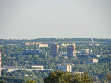 Açık gökyüzü altında, Kostiantynivka, Ukrayna, 06-15-2013 konut binaları, ağaçlar ve sanayi yapıları ile yoğun, çeşitli bir şehir manzarası