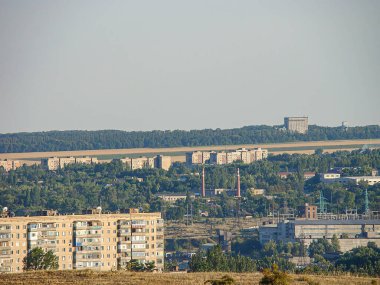 Konut binaları, sanayi tesisleri, açık arazi ve kayan tepelerle dolu bir banliyö bölgesinin havadan görünüşü Gökyüzü Kostiantynivka, Ukrayna, 06-15-2013