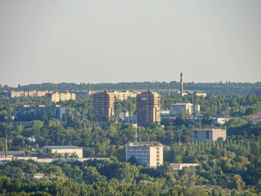 Berrak bir gökyüzü altında ağaçlar ve çok katlı kentsel manzaranın havadan görünüşü Modern mimari, organize şehir planlaması, gündüz Kostiantynivka, Ukrayna, 06-15-2013