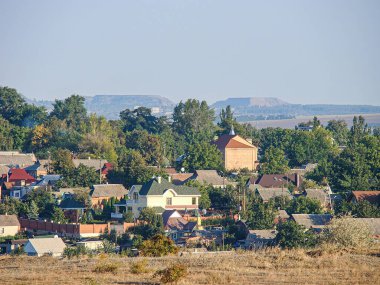 Çatı renkleri gri, kırmızı, yeşillik, su gölü veya nehirden oluşan bir yapı, bulutlu bir gökyüzü, Kostiantynivka, Ukrayna 'da planlanan yerleşim planı, 06-15-2013