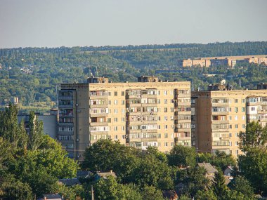 20. yüzyılın ortalarında yemyeşil tepeleri ve uzak tepeleri olan Kostiantynivka, Ukrayna, 06-15-2013