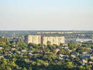 Bereketli yeşillik, karışık sarı evler ve açık gökyüzü Kostiantynivka, Ukrayna, 06-15-2013