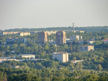 Değişik mimari tasarım ve tonlara sahip çok katlı binaların, kahverengiler, kırmızılar, begenler, beyazlar, griler, yeşiller, Kostiantynivka, Ukrayna, 06-15-2013