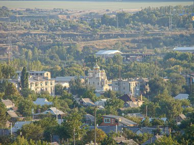 Olgun ağaçlar, tek aile evleri, garaj yolları ve bahçeleri olan 20. yüzyılın ortalarındaki bir banliyö mahallesinin havadan görünüşü. Bir evin muhtemelen Kostiantynivka, Ukrayna, 06-15-2013 için bir kubbe yapısı var.
