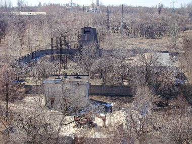 Bir sanayi bölgesinin havadan görüntüsü, muhtemelen Fukushima Nükleer Santrali felaketten sonra, büyük bir fabrika, daha küçük yapılar, seyrek bitki örtülü çıplak arazi, Kostiantynivka, Ukrayna, 06-15-2013