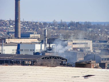 Geniş açılı uydu veya çok sayıda binası olan bir sanayi bölgesinin hava görüntüsü, duman yayan uzun bacalar, enkaz ve bitki örtülü açık alanlar, c l Kostiantynivka, Ukrayna, 06-15-2013