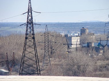 Kırsal alanda kırmızı-beyaz kuleler, bulutlu gökyüzü ve konut binaları ve büyük tuğlalardan oluşan bir köy görüntüsü Sahne Kostiantynivka, Ukrayna, 06-15-2013
