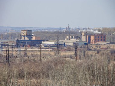 Çok sayıda beton bina, düz çatılar, mimari süslemeler olmadan, Kostiantynivka, Ukrayna 'da elektrik direklerinin yer aldığı sanayi manzarası, 06-15-2013
