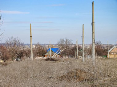 Çorak arazili kırsal alan, muhtemelen elektrik altyapısı, terk edilmiş evler, mavi brandalar, yapraksız ağaçlar sonbahar, kış, Kostiantynivka, Ukrayna, 01-15-2013