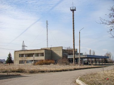 Çakıl taşı bölgesindeki sanayi binası görüntüsü, uzun bacası ve ayrılmış bölümleriyle ön cephe açık havada çekilmiş olabilir, muhtemelen Kostiantynivka, Ukrayna, 01-15-2013