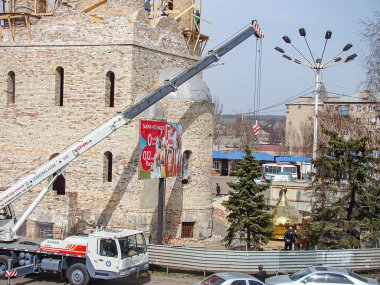Çalışan bir inşaat vinçine sahip bir kentsel alanın görüntüsü, tarihi mimari yakınlarındaki binaların tadilatı veya inşası muhtemelen tarihi si Kostiantynivka, Ukrayna, 01-15-2013