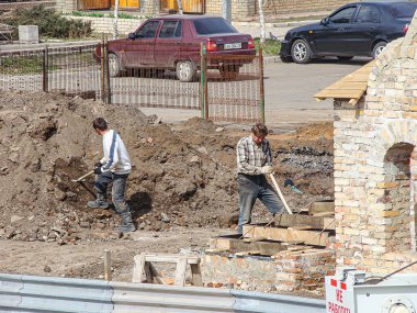 Kentsel inşaat alanı, amelelik, kazı, boşaltma faaliyetleri, iskele, yapısal iş inşa projesi gökyüzü, gündüz, kentsel çevre, st Kostiantynivka, Ukrayna, 01-15-2013