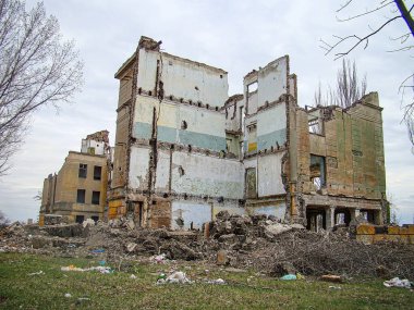 Kentsel, doğa tarafından geri kazanılmış ve hiçbir yaşam belirtisi olmayan çok katlı bir binada bina ağır hasar izleri gösteriyor ve atmosfer Kostiantynivka, Ukrayna, 01-15-2013