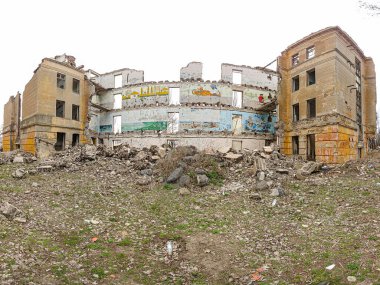 Görüntü, muhtemelen bir patlama veya doğal afet nedeniyle ağır hasar görmüş bir bina gösteriyor. Yapı parçalanmış ve enkaz dolu çevre Kostiantynivka, Ukrayna, 01-15-2013 çarpışmasını gösteriyor.
