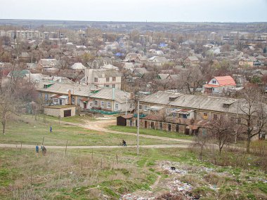 Ahşap iki katlı evler, muhtemelen Orta veya Doğu Avrupa 'da bulutlu gökyüzü, toprak yol, dağınık çöp, sonbahar, kış veya Kostiantynivka, Ukrayna, 01-15-2013