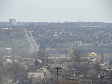 Karma konut ve potansiyel sanayi binaları, sonbahar bitki örtüsü ve Kostiantynivka, Ukrayna, 01-15-2013 kesişen caddeleri ile küçük şehrin bulutlu hava manzarası