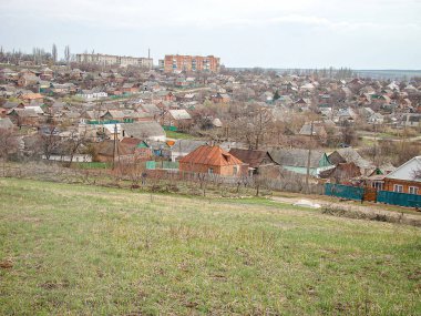 Küçük, geleneksel bir köy, yemyeşil alanlar ve bulutlu bir gökyüzü olan Kostiantynivka, Ukrayna, 01-15-2013