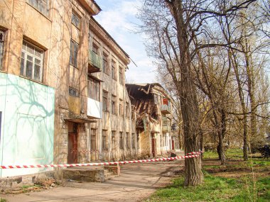 Görüntü, muhtemelen sonbahar sonu veya kış sonu veya kış aylarının sonlarına doğru çökmüş bir şehir sokağını ve kullanılmayan yol potansiyel inşaat, yıkım veya Kostiantynivka, Ukrayna, 01-15-2013 'ü gösteriyor.