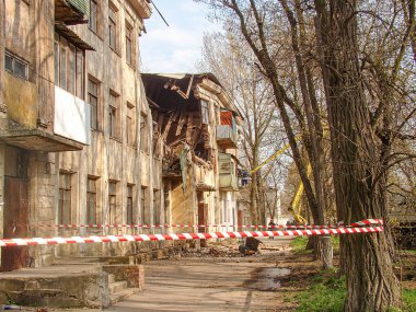 Görüntü kısmen çökmüş bir bina gösteriyor, muhtemelen bir patlama veya yangın sonucu hasar görmüş tehlikeli kırmızı ve beyaz bant bariyeri mevcut, bu da yeni em Kostiantynivka, Ukrayna, 01-15-2013
