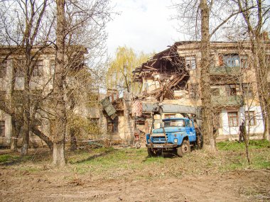 Sonbahar renkleri arasında hasar görmüş çok katlı bir bina, görülemeyen bir depremden kaynaklanan kararsız bir sahne Kostiantynivka, Ukrayna, 01-15-2013