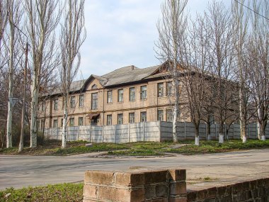 Daha soğuk bir mevsimde, çıplak Kostiantynivka, Ukrayna, 01-15-2013 'te çekildiği gibi paslanmış metal çitlerle çevrili, eski, pratik bir mimari yapının görüntüsü.